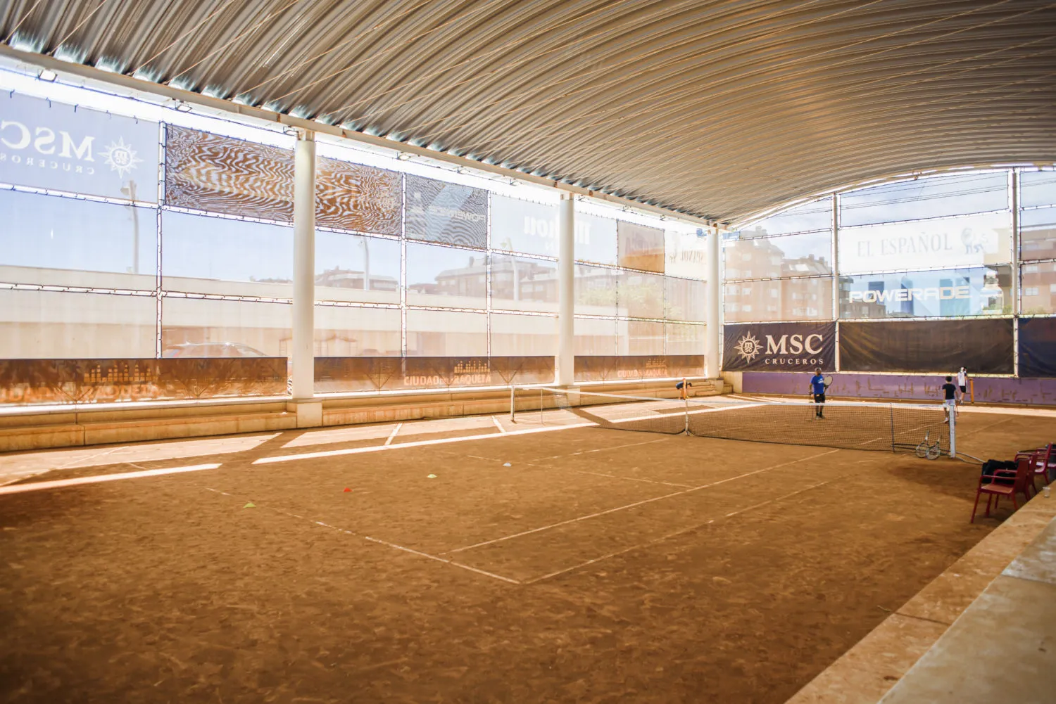 Ciudad de la Raqueta - Pista de tenis de tierra batida cubierta